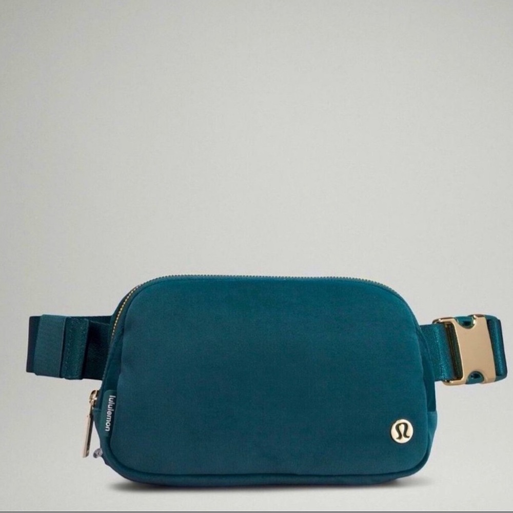 Lulu Lemon Everywhere Belt Bag in turquoise